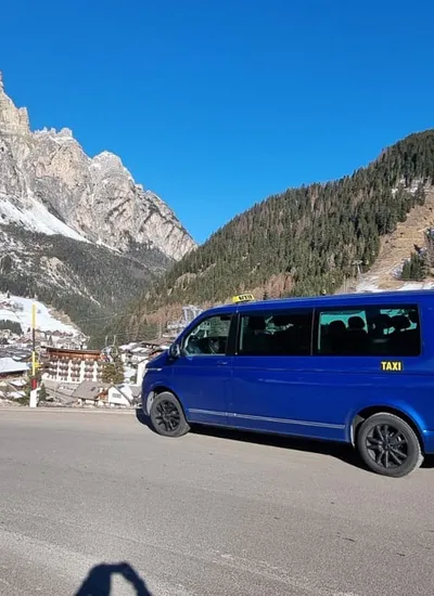Ein VW-Caravelle Taxi mit Bergen im Hintergrund